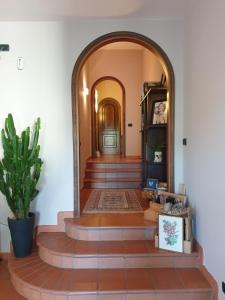 a hallway with an archway and stairs in a house at A CASA DI TERE in Medicina