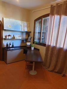ein Wohnzimmer mit einem Tisch und einem Fenster in der Unterkunft A CASA DI TERE in Medicina