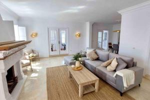 sala de estar con sofá y chimenea en Caleta Beach House Villa Beatriz Sinese Design en Torre del Mar