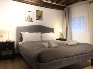 1 dormitorio con 1 cama grande y toallas. en Mascherone Apartment, en Venecia