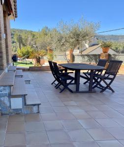 una mesa de picnic y sillas en un patio en Villa Belephant Sitges, en Canyelles