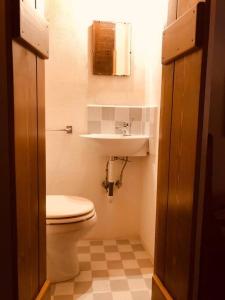 La petite salle de bains est pourvue de toilettes et d'un lavabo. dans l'établissement Casa Luci, vista mare, à Vezzi Portio