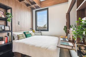 Posteľ alebo postele v izbe v ubytovaní JOST Hotel Montpellier Centre St Roch