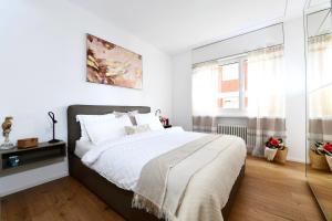 Voodi või voodid majutusasutuse Lake Modern Suites - Free Parking toas