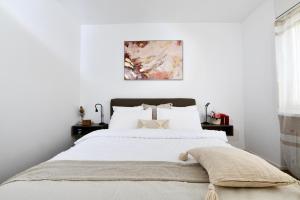 Voodi või voodid majutusasutuse Lake Modern Suites - Free Parking toas