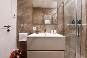 Vannituba majutusasutuses Lake Modern Suites - Free Parking