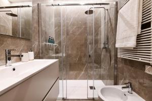 Vannituba majutusasutuses Lake Modern Suites - Free Parking