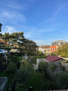 a view of a yard with trees and buildings at Grande maison proche mer, centre Wimereux in Wimereux