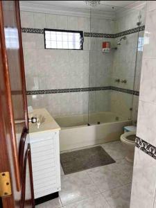 Koupelna v ubytování Malecon View, Zona Colonial