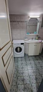 W łazience znajduje się pralka i umywalka. w obiekcie Voula's Apartment w Elafónisos