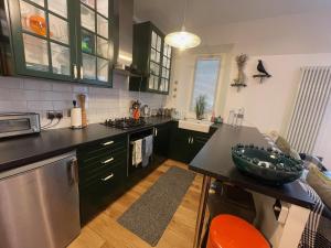 Virtuve vai virtuves zona naktsmītnē Glen Ness Apartment in tranquil area of city centre