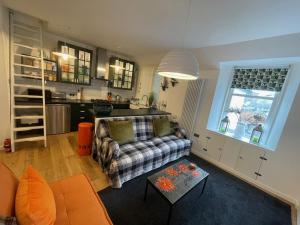 ein Wohnzimmer mit einem Sofa und einem Tisch in der Unterkunft Glen Ness Apartment in tranquil area of city centre in Inverness