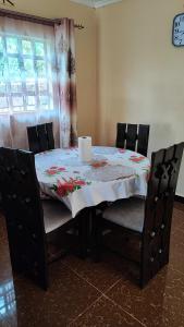 Area soggiorno di Camp Flo, Eldoret -Where Comfort Meets Tranquility in a 3-Bedroom Guest Stay -in own compound