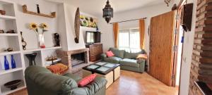 ein Wohnzimmer mit 2 Sofas und einem Kamin in der Unterkunft Casa Antonia in Zahora