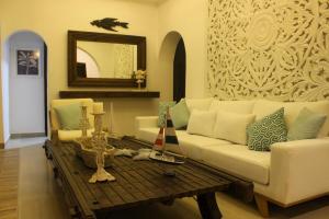 uma sala de estar com um sofá e uma mesa de centro em Hotel Casa Agustina em Cartagena das Índias