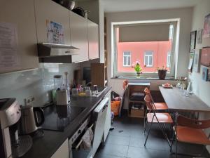eine Küche mit einer Theke und einem Tisch mit Stühlen in der Unterkunft 1 Zimmer App in Köln Ehrenfeld in Köln