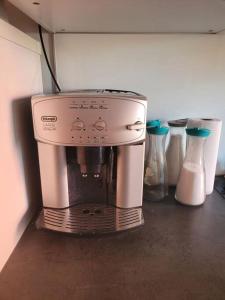 eine Kaffeemaschine auf einer Theke in einer Küche in der Unterkunft 1 Zimmer App in Köln Ehrenfeld in Köln