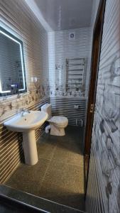 y baño con lavabo y aseo. en Heyvah - Guest House in Tashkent, en Tashkent