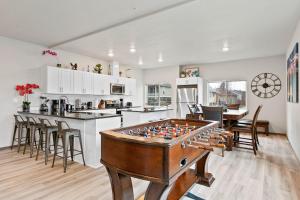 una sala de estar con una pelota de fútbol sobre una mesa en HUGE-Fun-Trendy Apt by Perry District & Downtown, en Spokane