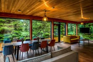 a living room with a large table and chairs at Villa Pillapalu in Pillapalu