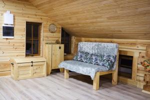 Habitación de madera con silla y escritorio en Zemene, en Bauska