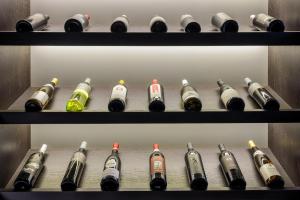 un mucchio di bottiglie di vino in una mensola di Paznauner Villen - Villa I a Kappl