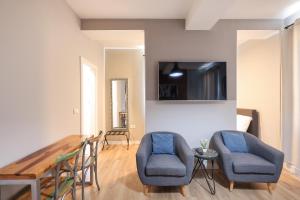 uma sala de estar com uma mesa de jantar e cadeiras em Elegance Studio Apartments em Zadar