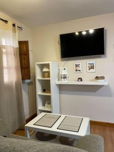 A television and/or entertainment centre at Habitación con encanto
