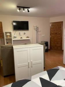 A television and/or entertainment centre at Habitación con encanto