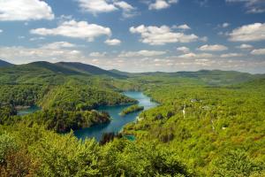 eine Luftansicht eines Flusses in einem Tal in der Unterkunft Afrodita Wellness Essence in Plitvička Jezera