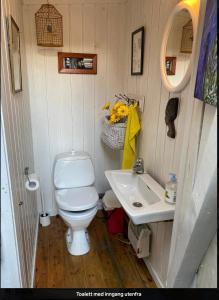 uma pequena casa de banho com WC e lavatório em Sørlandshus i skjærgården Anneks em Grimstad