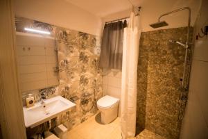 y baño con aseo, lavabo y ducha. en Clori, en Pescia Romana