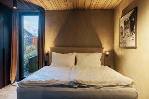 1 dormitorio con 1 cama y vistas a la montaña en Paznauner Villen - Villa II en Kappl