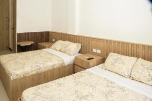 two beds in a small room with sidx sidx sidx sidx at Apartamento Ganem 505a in Cartagena de Indias