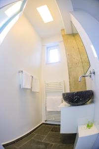La salle de bains est pourvue d'un lavabo et d'un miroir. dans l'établissement Central Bliss, à Suceava
