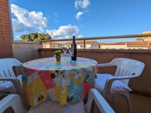 ミアミ・プラトーヤにあるApartamentos El Doradoのバルコニーにテーブルとワイン1本