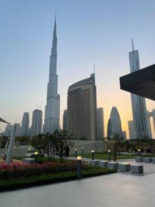 widok na panoramę miasta z wysokimi budynkami w obiekcie Ultimate Stay / Directly Connected to Dubai Mall w Dubaju