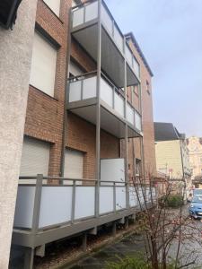 um edifício de apartamentos vazio com uma varanda em casabella em Leverkusen