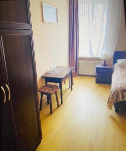 um quarto com uma secretária, uma cama e uma mesa em Готель Корнет em Uman