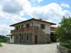 una casa con balcón en la parte superior en Borgo dei Sapori, en Cividale del Friuli