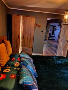 ein Schlafzimmer mit einem Bett mit Blumen darauf in der Unterkunft Stary Spichlerz in Graudenz
