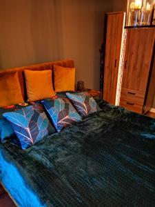 łóżko z 3 poduszkami na górze w obiekcie Stary Spichlerz w Grudziądzu