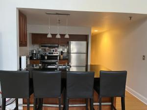 Full loft apartment near Omni Hotel في نيو هافن: مطبخ مع طاولة وكراسي في مطبخ