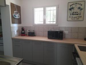 Kuchnia lub aneks kuchenny w obiekcie La Ferme des Oliviers