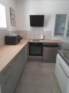 Kuchnia lub aneks kuchenny w obiekcie La Ferme des Oliviers