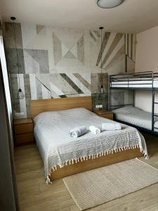 Studio Thermi 1 في مدينة فارنا: غرفة نوم بسريرين وجدار هندسي