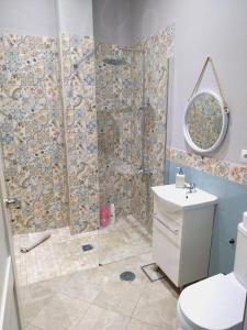 セビリアにあるComfy Apartment Los Naranjos Trianaのバスルーム(シャワー、トイレ、洗面台付)