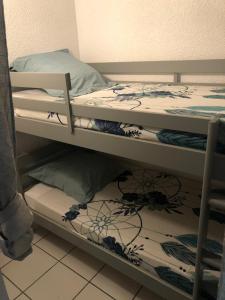 Bunk bed o mga bunk bed sa kuwarto sa Moriani Les Marines de Moriani Plage
