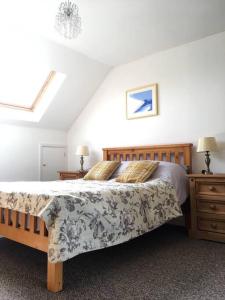 מיטה או מיטות בחדר ב-Wonderful rural dwelling- relax or explore Kent!