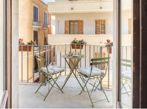 a balcony with two chairs and a table on a balcony at xenìa in Siracusa